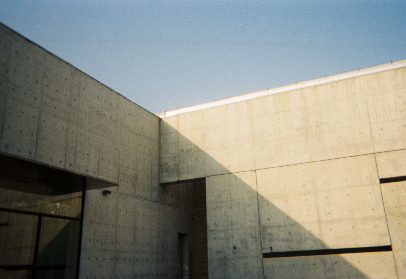 Geometria de concreto e luz natural em uma fachada arquitetônica